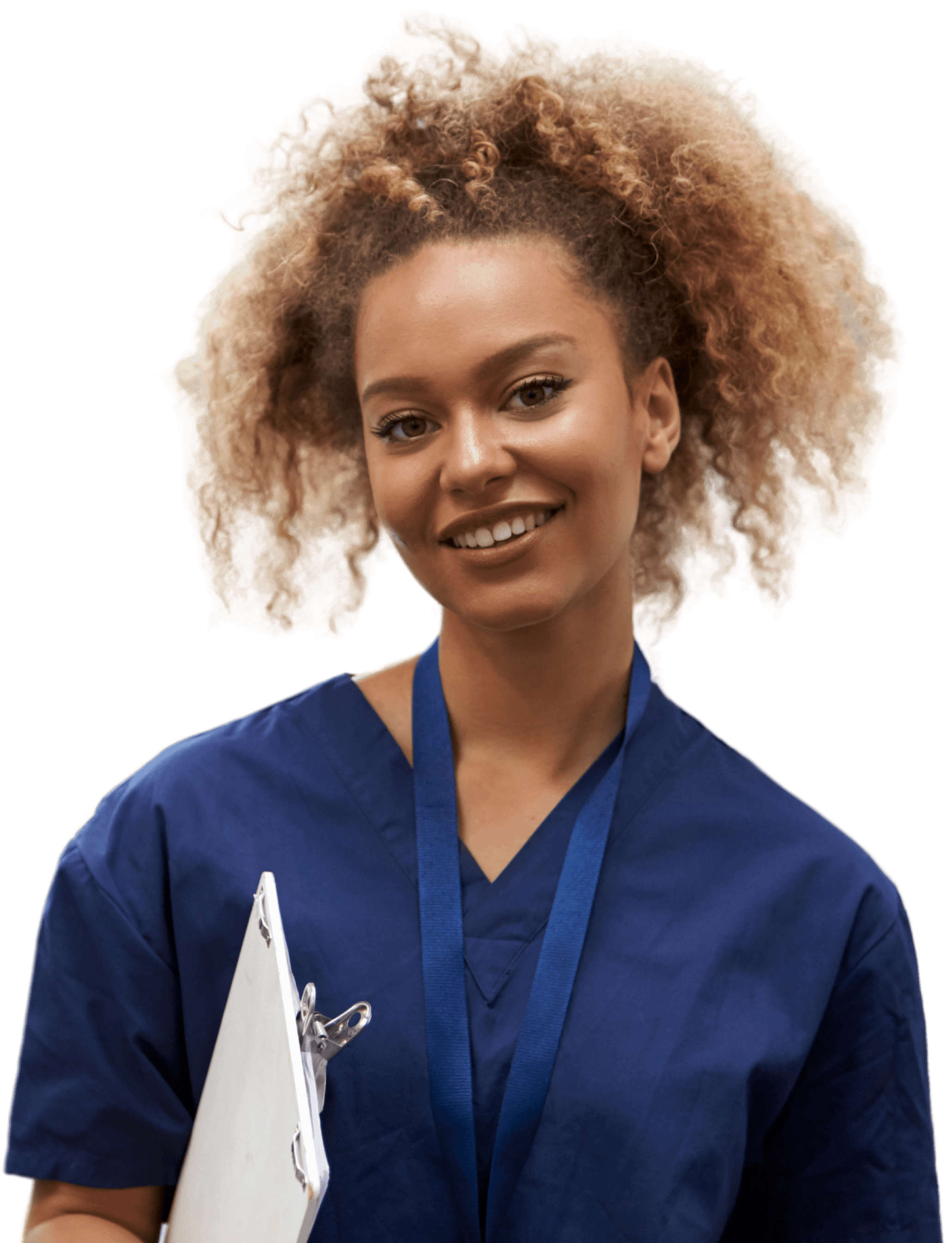 Lächelnde Pflegefachfrau in Klinikflur mit Klemmbrett in der Hand